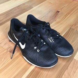NIKE Women’s Flex Supreme TR 5 Cross Trainer - 8M